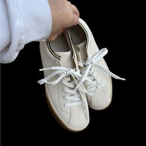 BNWOT Rothy’s Lace Up Sneaker with Gum Sole
